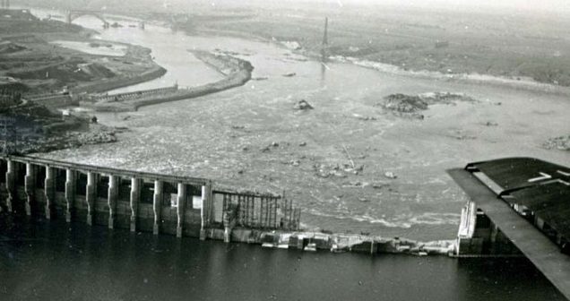 Плотина ДнепроГЭС после взрыва. 18 августа 1941 г. 