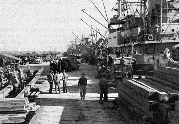 Британские войска разгружаются в порту Ирана. 25 августа 1941 г.