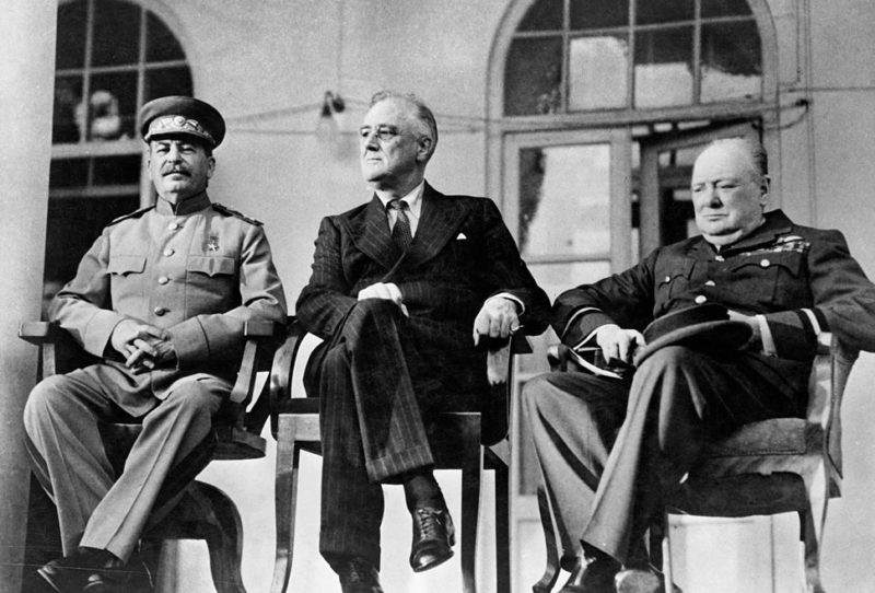 Сталин, Рузвельт и Черчилль во время Тегеранской конференции.