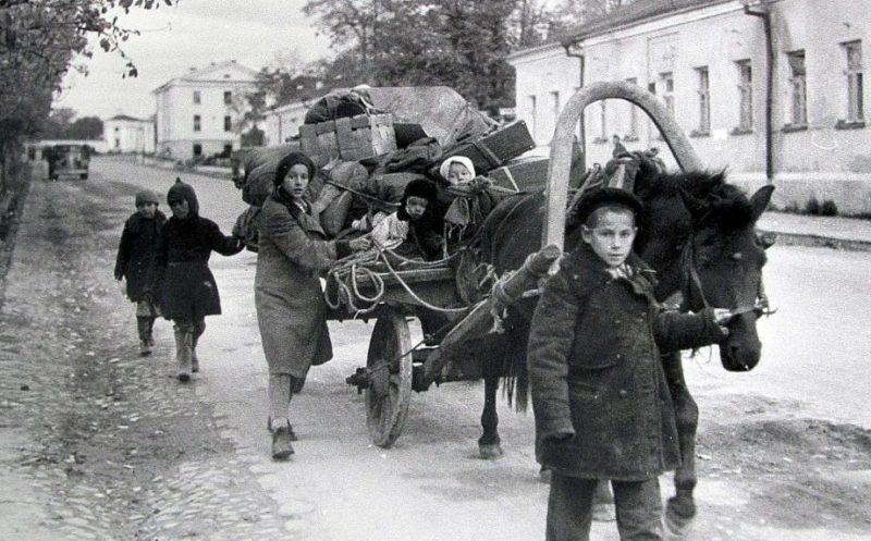 Беженцы уходят из города. 1 октября 1941 г.