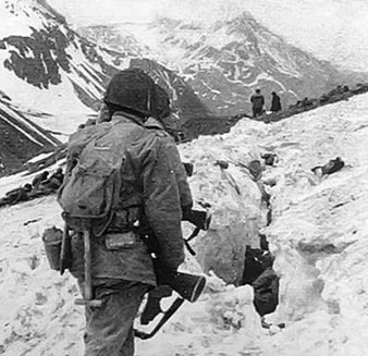 Американские пехотинцы в горах во время битвы за Атту. 