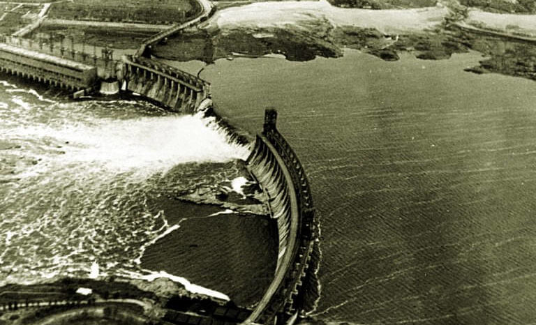 Плотина ДнепроГЭС после взрыва. 18 августа 1941 г. 