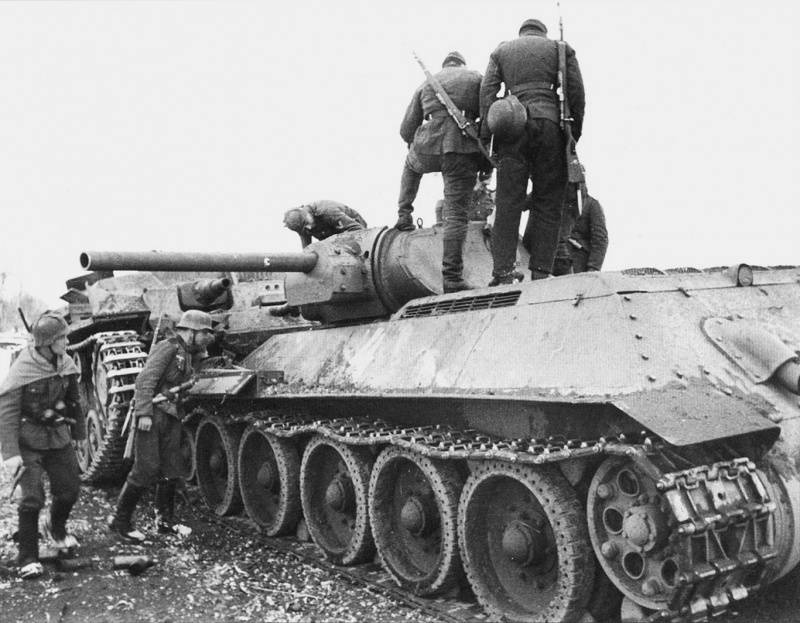 Подбитые советские танки у Калинина. Октябрь 1941 г. 