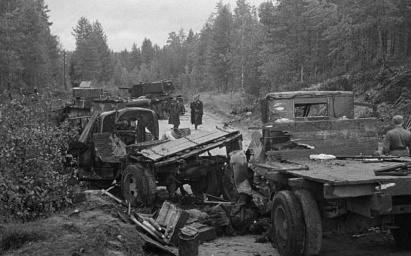 Разбитый советский обоз в пригороде. 1 октября 1941 г.