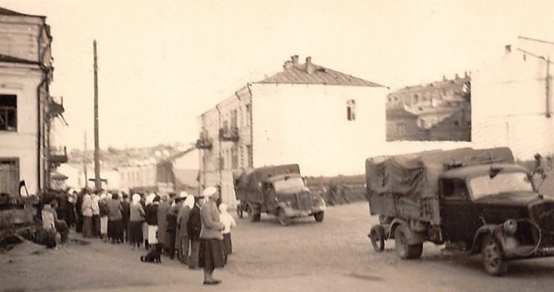 Немецкие войска входят в город. 11 июля 1941 г.