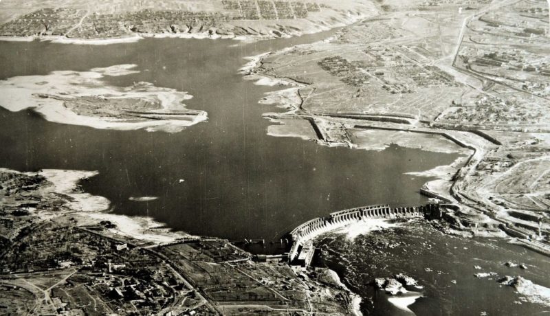 Плотина ДнепроГЭС после взрыва. 18 августа 1941 г.