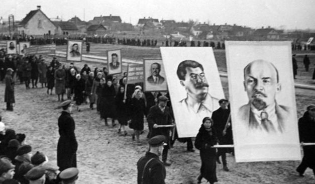 Демонстрация трудящихся. 7 ноября 1940 г. 