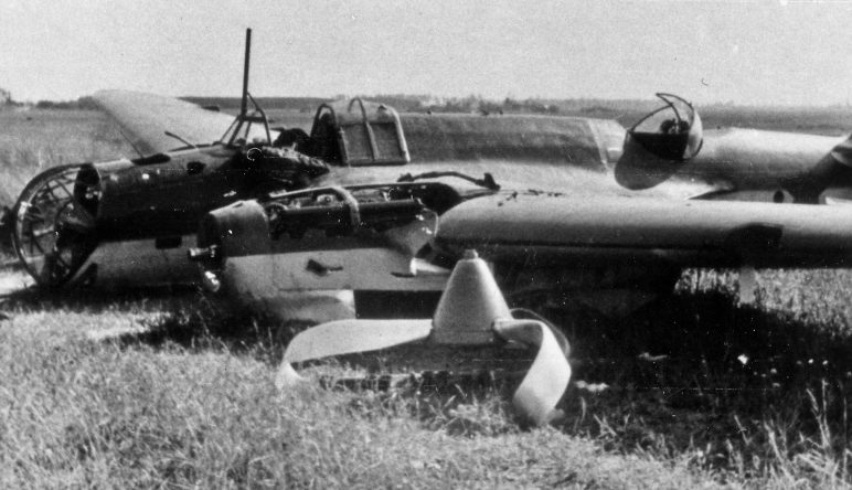 Сбитый советский бомбардировщик СБ-2 в районе Витебска. Июль 1941 г.