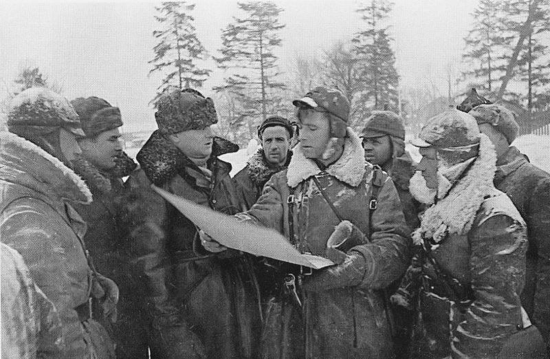 Командарм 2-го ранга К. А. Мерецков среди саперов на подступах к Выборгу. Март 1940 г.