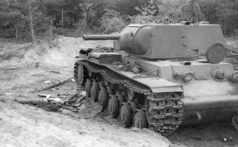Советские танки КВ-1 брошенные под Брянском. Октябрь 1941 г. 