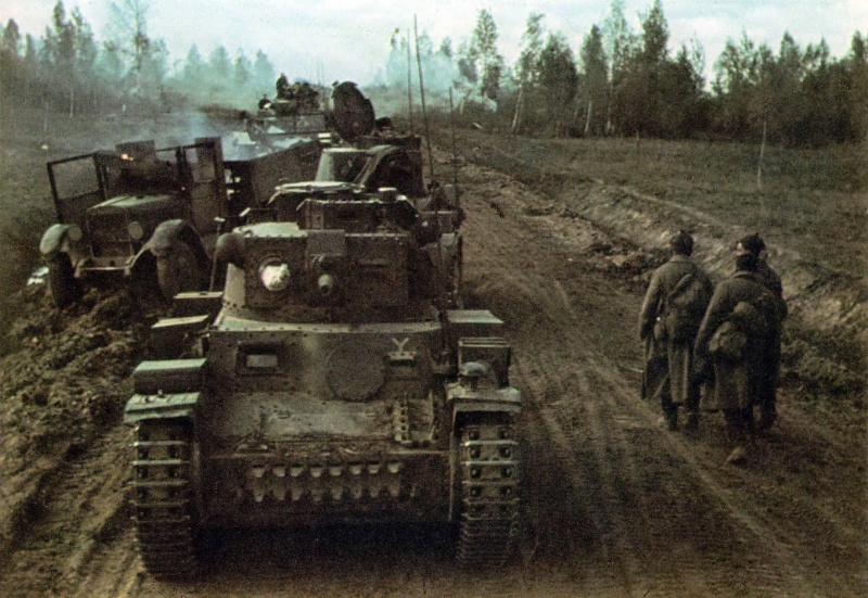 Немецкая танковая колонна движется к Вязьме. 2 октября 1941 г.