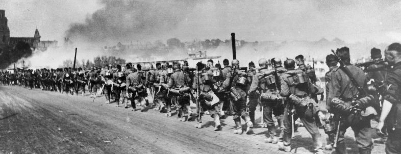 Колонна немецких войск проходит через город. 22 июня 1941 г. 