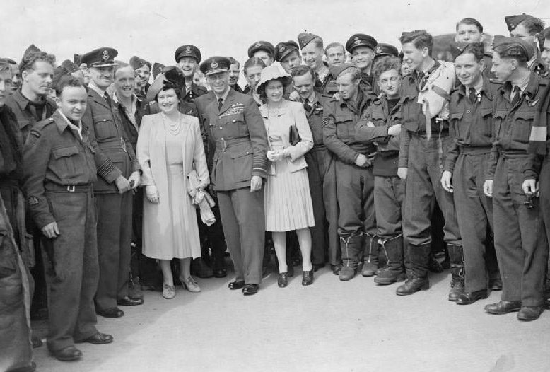 Король Георг VI, королева Елизавета и принцесса Елизавета с военнослужащими ВВС. 1942 г.