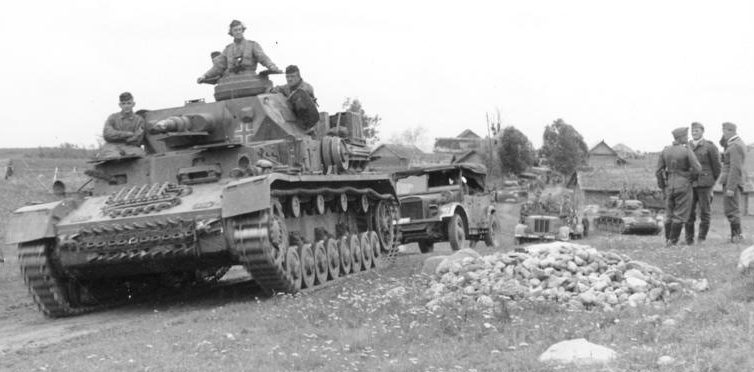 Немецкие танки под Витебском. Июль 1941 г. 