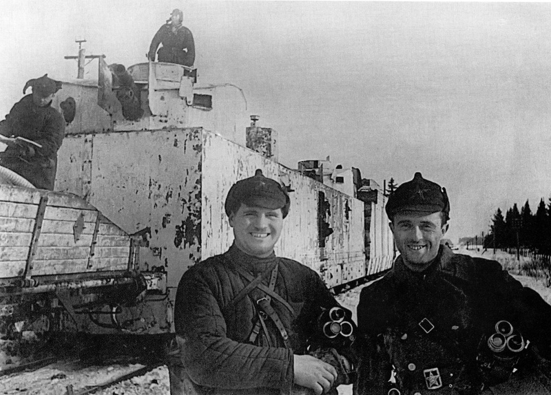 Советские кинооператоры В. С. Ешурин и С. Я. Коган у легкого бронепоезда под Выборгом. Март 1940 г. 