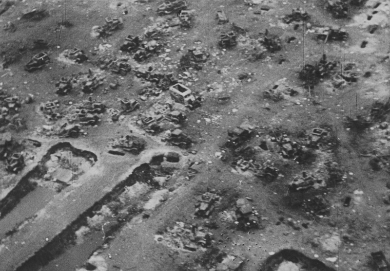 Разбитые советские автомобили под Брянском. Октябрь 1941 г.