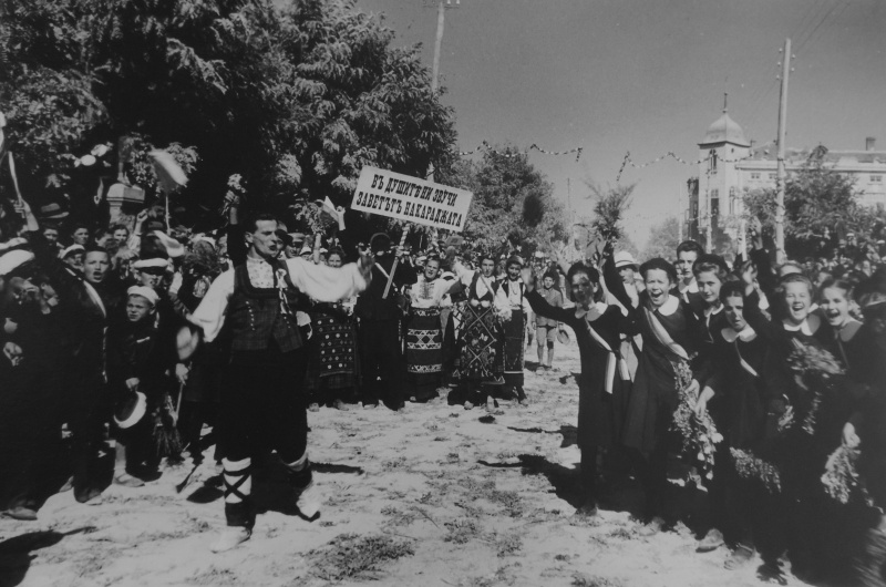 Население Южной Добруджи, воссоединенной с Болгарией встречает болгарскую армию. 1940 г.