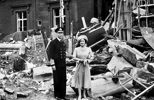 Король Георг VI и королева Елизавета в Букингемском дворце после немецкой бомбардировки. 