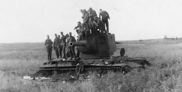 Немецкие солдаты на броне, брошенного советского КВ-2 под Витебском. Июль 1941 г.