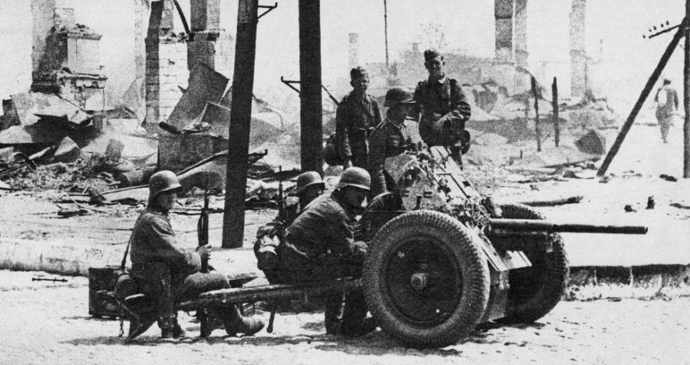 Расчет немецкой противотанковой пушки на улице города. 23 июня 1941 г.