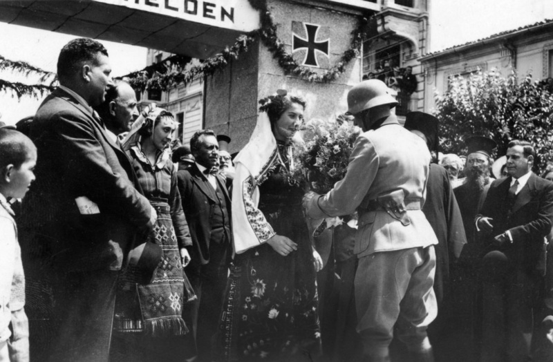 Болгары приветствует солдат во время вступления немецких войск в Болгарию для последующего нападения с ее территории на Югославию и Грецию. Март 1941 г. 