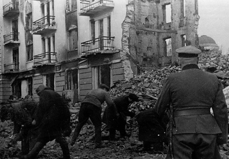 Население Калинина на принудительных работах по расчистке улиц. Октябрь 1941 г. 