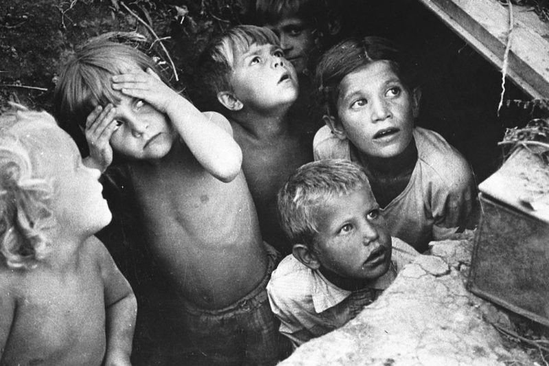 Дети в укрытии на окраине Кишинева. Июль 1941 г.