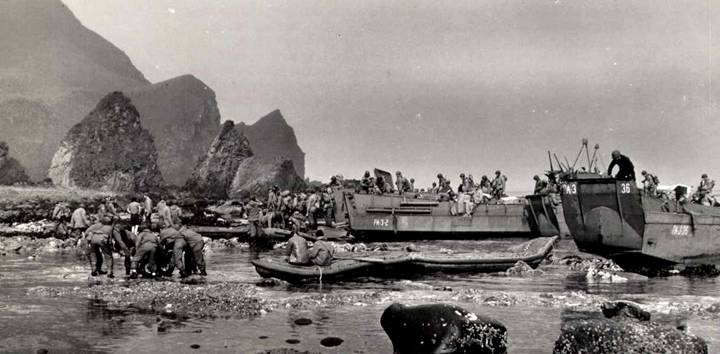 Тренировка высадки морских пехотинцев на острове Адак.