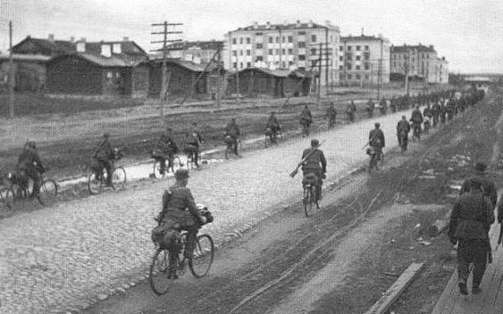 Финские войска занимают город. 2 октября 1941 г.