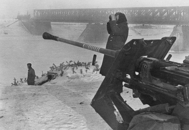 Немецкие зенитчики на позиции у железнодорожного моста через Волгу. Ноябрь 1941 г.