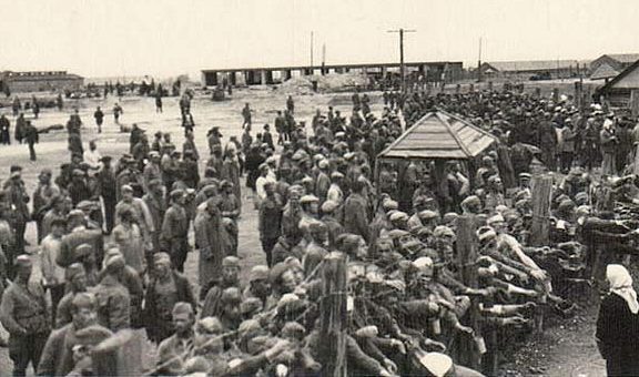Во время регистрации еврейского населения. Июль 1941 г.
