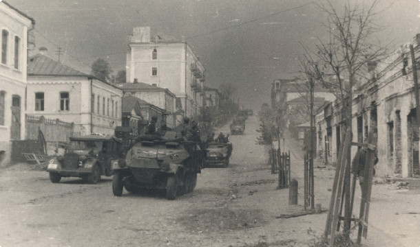 Немецкие войска входят в город. 5 октября 1941 г. 