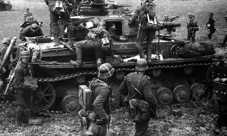Немецкие пехотинцы у танка Pz.Kpfw. IV в районе Вязьмы. Октябрь 1941 г.