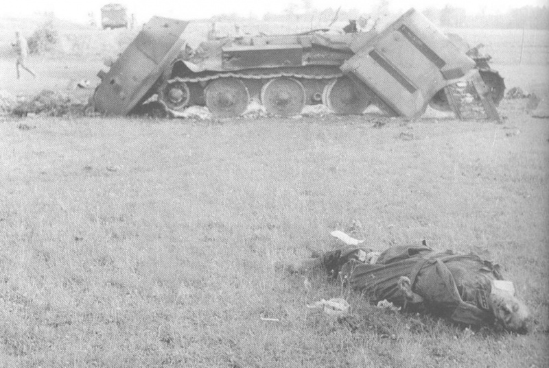 Уничтоженный танк Т-34 и погибший командир танка. 25 июня 1941 г.