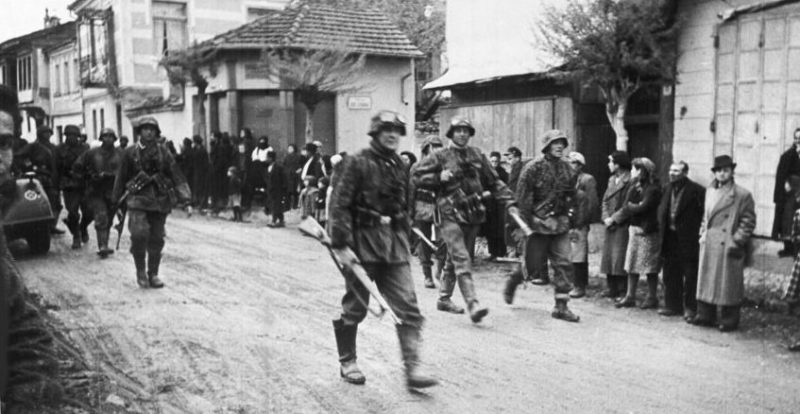 Болгары приветствует солдат во время вступления немецких войск в Болгарию для последующего нападения с ее территории на Югославию и Грецию. Март 1941 г.