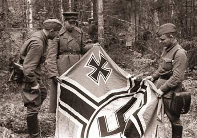 Захваченное немецкое знамя под Ельней. Сентябрь 1941 г.