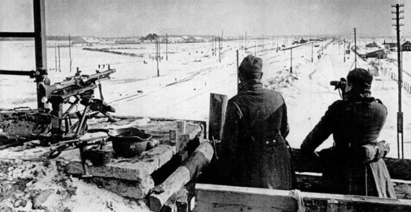 Немецкое боевое охранение рядом с дорогой около Калинина. Ноябрь 1941 г.