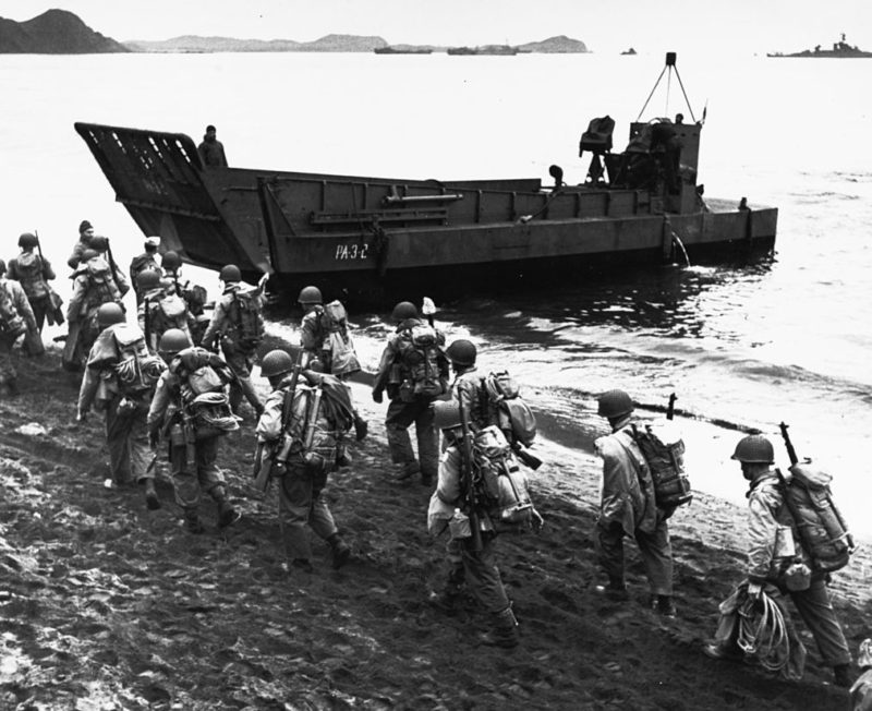 Американские пехотинцы на берегу о. Адак перед загрузкой на десантный корабль.
