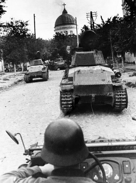 Румынские войска входят в город. 16 июля 1941 г.