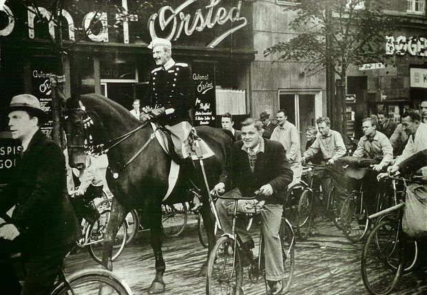 Король Дании Кристиан X на улице Копенгагена. 1940 г.