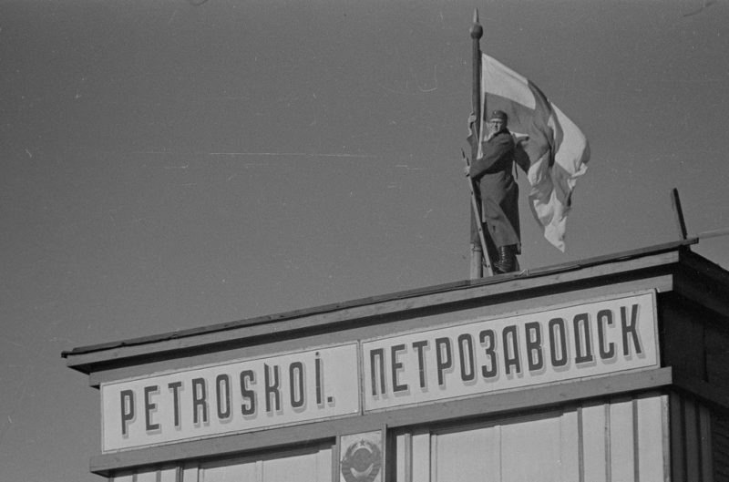 Финский флаг над железнодорожным вокзалом. 2 октября 1941 г.