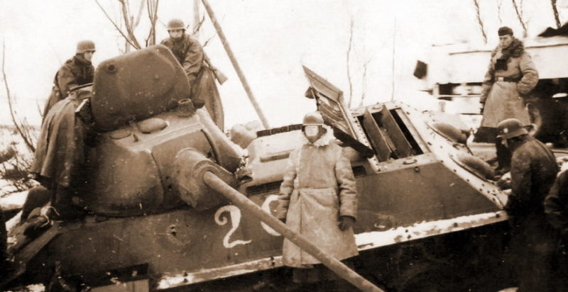 Подбитый Т-34 у Калинина. Ноябрь 1941 г.