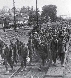 Советские военнопленные у железнодорожного вокзала. Июль 1941 г.