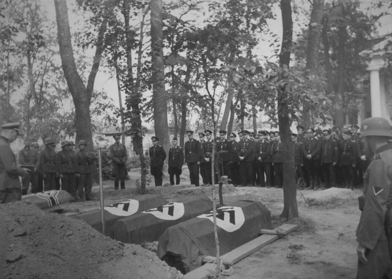 Похороны погибших немцев при подрыве поезда партизанами. 1943 г.