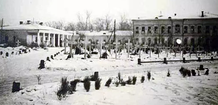 Немецкое кладбище в центре города на площади Революции. Ноябрь 1941 г.