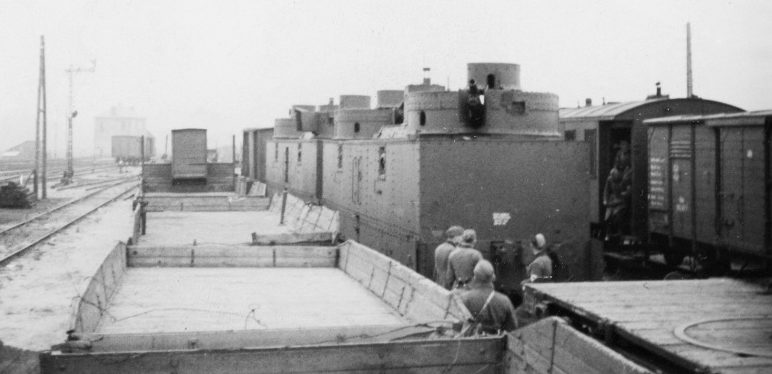 Бронеплощадки советского легкого бронепоезда ВС-60, захваченного немцами на станции в районе Гродно. Июнь 1941 г.