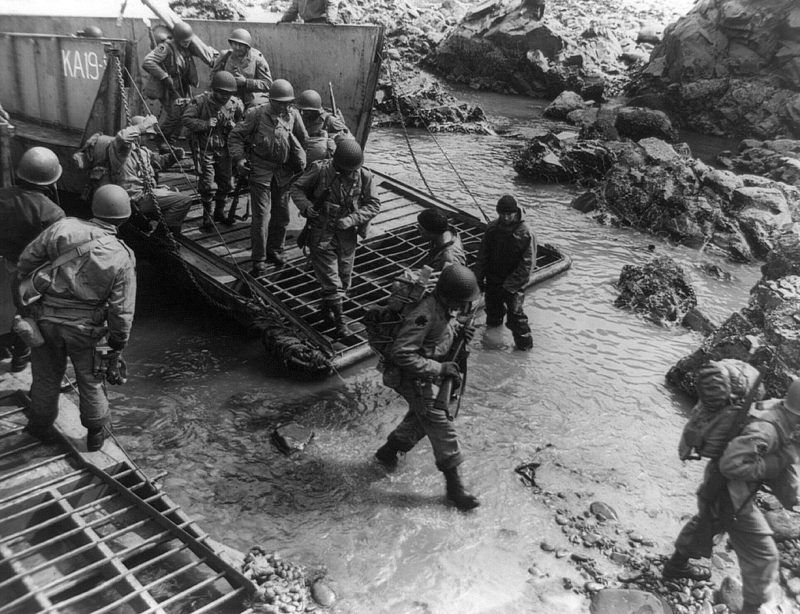 Американская армия десантируется на остров Кыска.