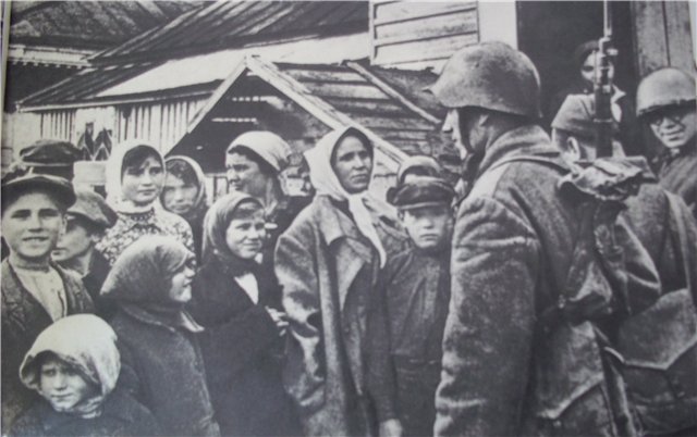 Местные жители с освободителями. Сентябрь 1941 г.