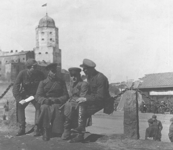 Советские офицеры в Выборге. 1940 г. 
