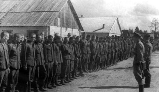 Немецкие военнопленные под Ельней. Сентябрь 1941 г. 